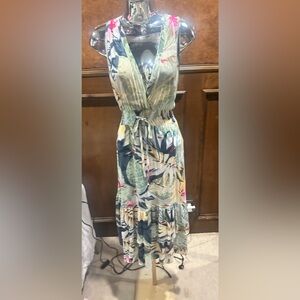 NWT SIZE M Chaundry Leafy Maxi Dress - Multicolor